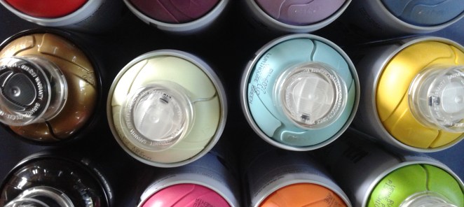 Plusieurs canettes de peinture en aérosol