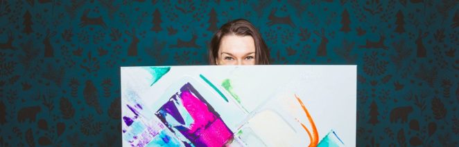 Marie-Josée Lépine derrière une de ses toiles